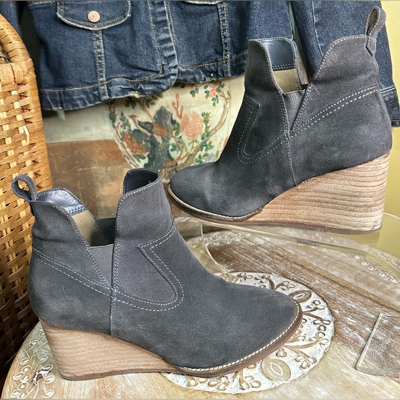 EUC Blondo “Irving” Waterproof Gray Suede Wedge Heeled Ankle Boots. Size 7 - Picture 9 of 14